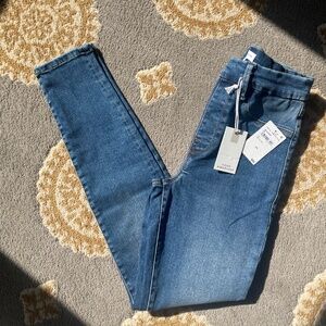 Good American Pull-On Stretch Skinny Jeans